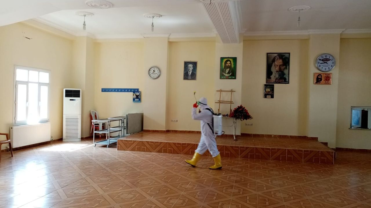 DULKADİROĞLU’NDA CAMİ VE CEM EVLERİ DEZENFEKTE OLUYOR