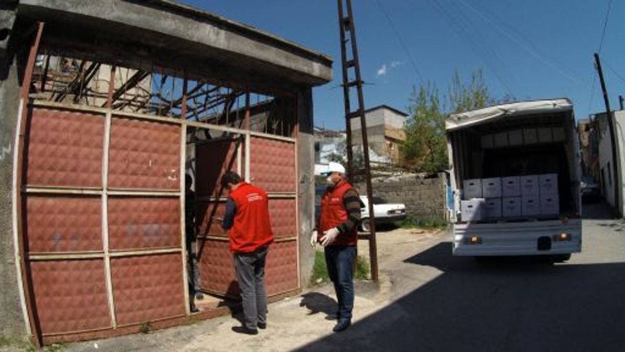 BAŞKAN GÜNGÖR: “AİLELERİMİZE GIDA DESTEĞİNDE BULUNUYORUZ”