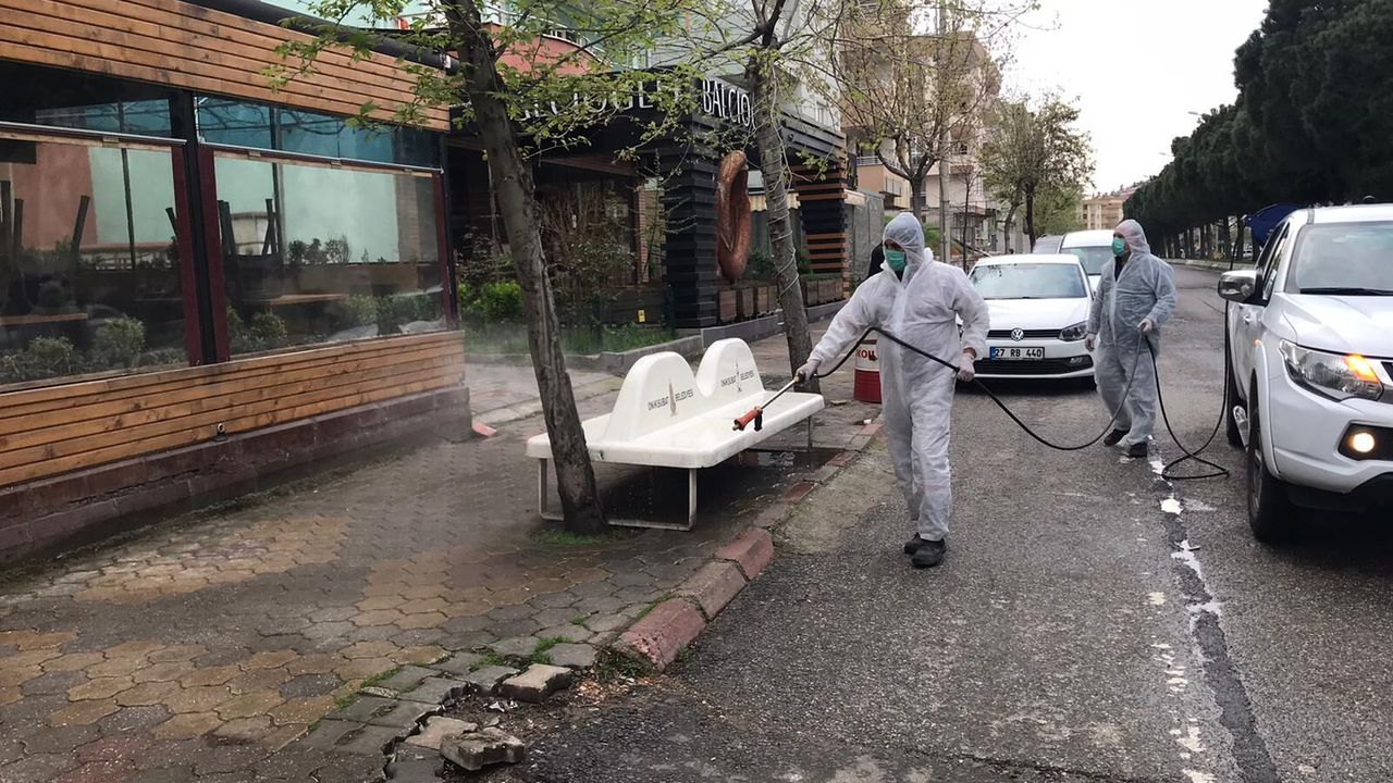 BULVAR VE CADDELER DEZENFEKTE EDİLİYOR
