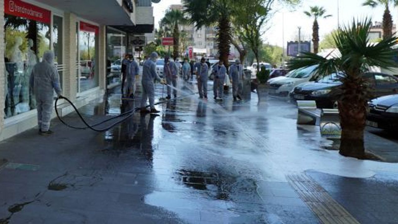 CADDE VE SOKAKLAR DEZENFEKTE EDİLİYOR