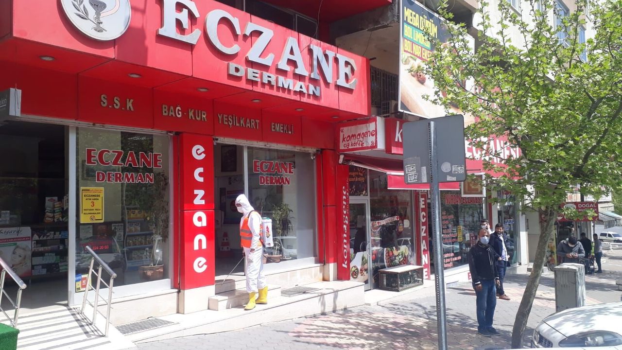 ONİKİŞUBAT İLÇESİ’NDE KAMUYA AİT YERLER DEZENFEKTE EDİLİYOR