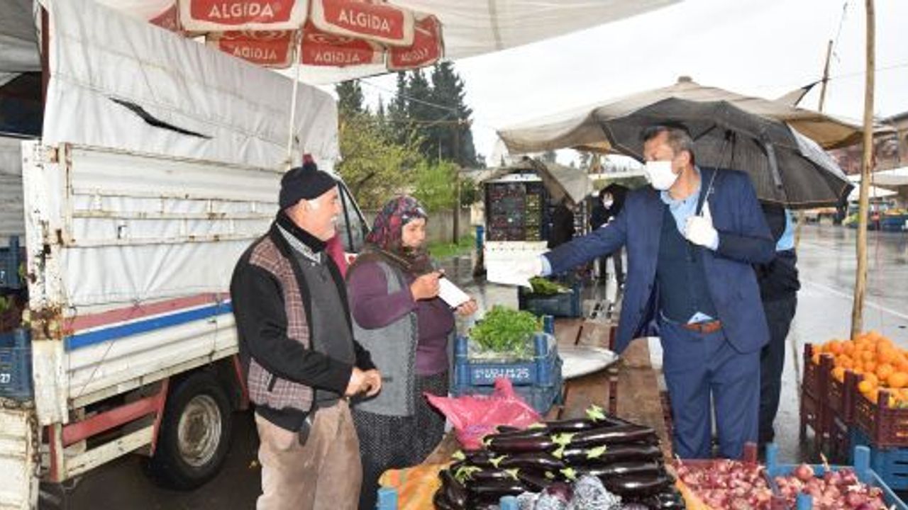 TÜRKOĞLU BELEDİYESİ, PAZAR ESNAFINDAN İŞGALİYE ÜCRETİ ALMAYARAK, MASKE VE ELDİVEN DAĞITIMI GERÇEKLEŞTİRDİ