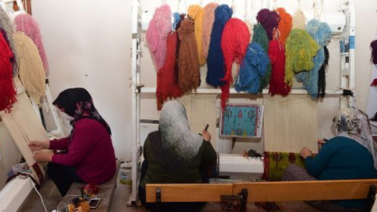 HALI DOKUMA KURSU EV HANIMLARINA UMUT OLDU