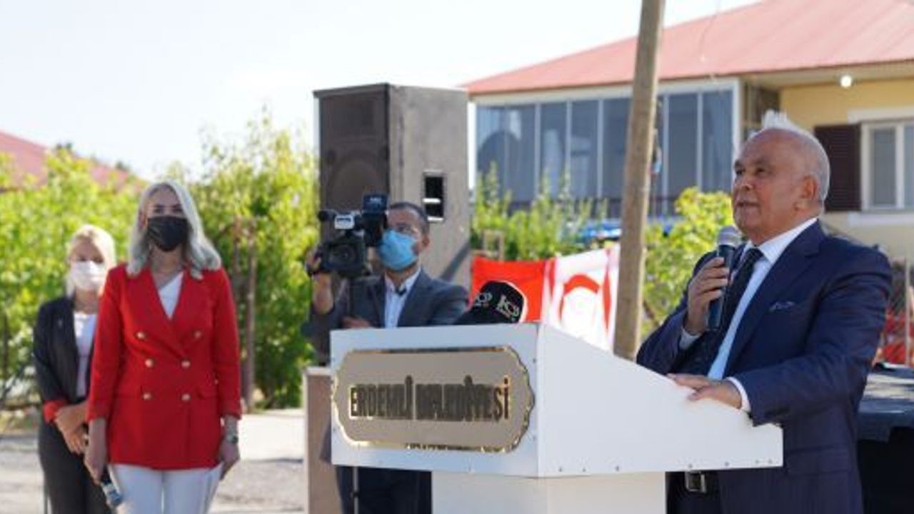 “CUMHURBAŞKANI ERSİN TATAR’I KADIN MEHTERANLAR KARŞILADI”