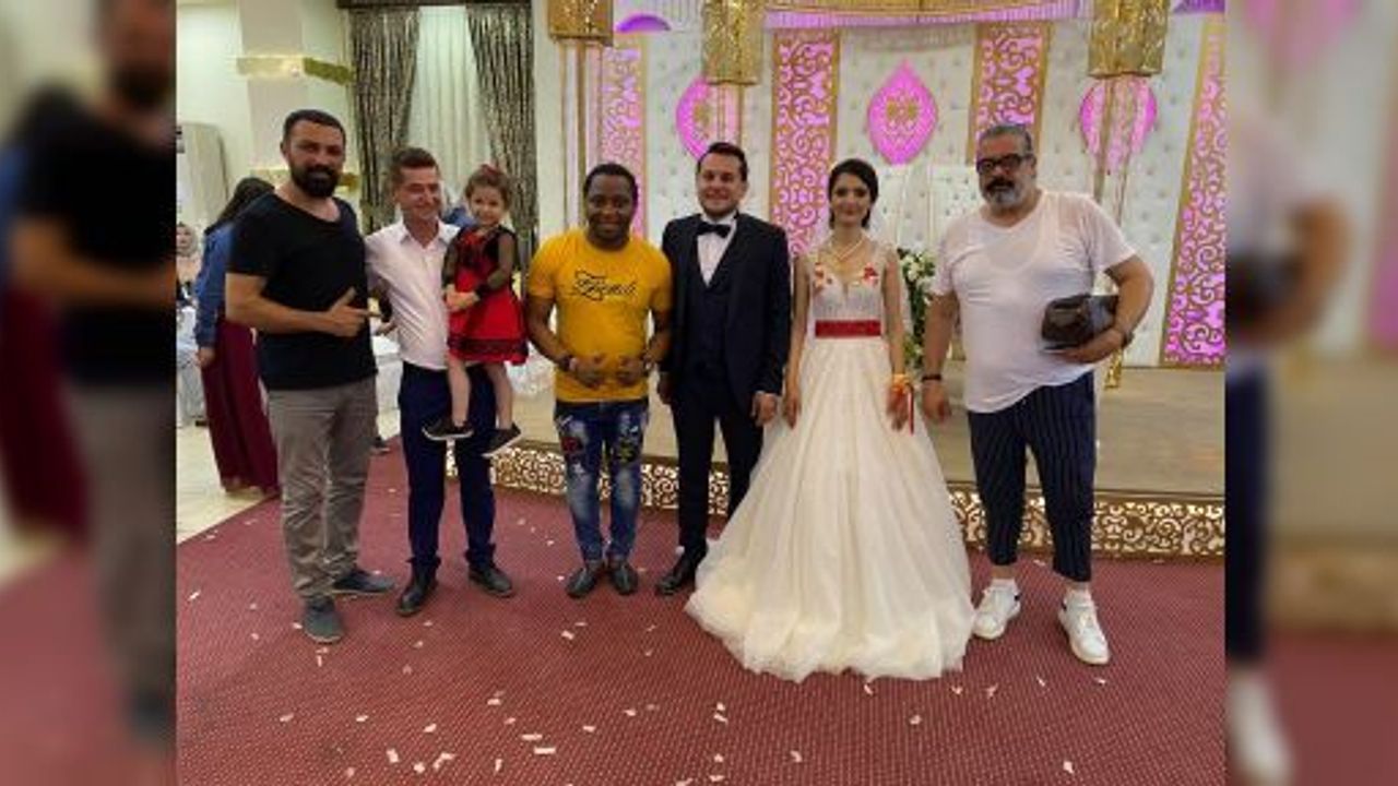 DÜĞÜNE RENK KATAN ÜNLÜ OYUNCULARDI