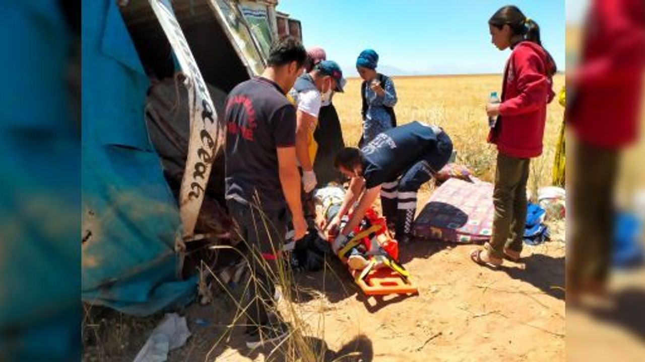 TARIM İŞÇİLERİNİ TAŞIYAN KAMYONET DEVRİLDİ: 7 YARALI