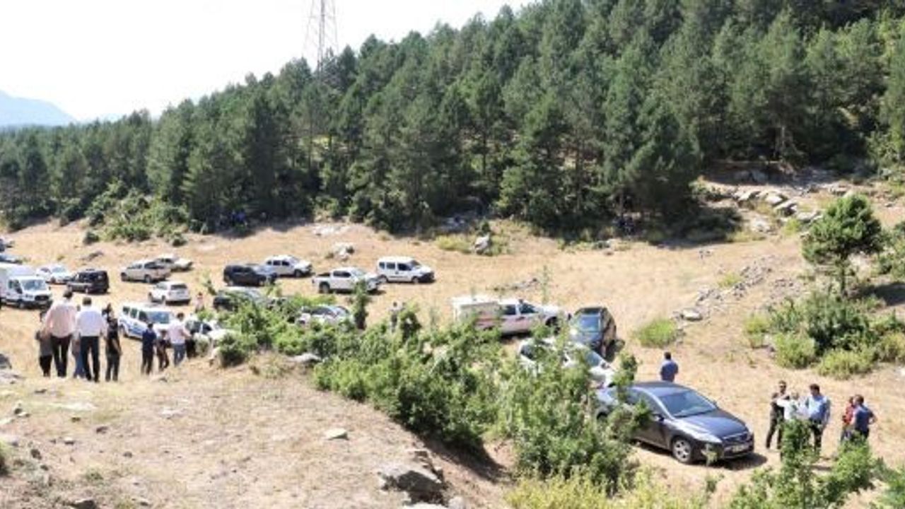 EMİNE ÖĞRETMENİ EKİPLER AĞAÇTA ASILI BULDU