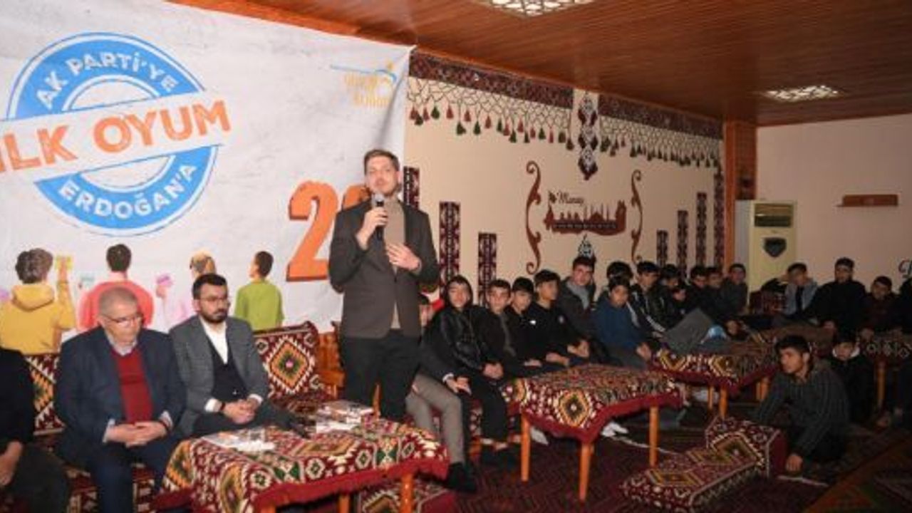 BAŞKAN MAHÇİÇEK, İLK KEZ OY KULLANACAK GENÇLERİN SORULARINI CEVAPLADI