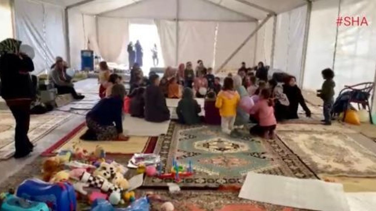 CAMİ İMAMI DEPREMZEDE ÇOCUKLAR İÇİN ŞARKI SÖYLEDİ