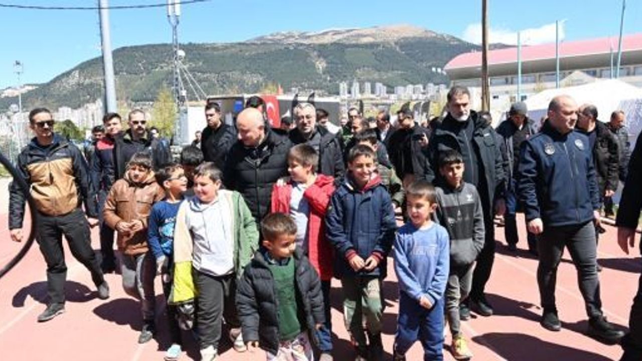 BAŞKAN GÜNGÖR, BAKAN KARAİSMAİLOĞLU İLE BARINMA MERKEZLERİNDE