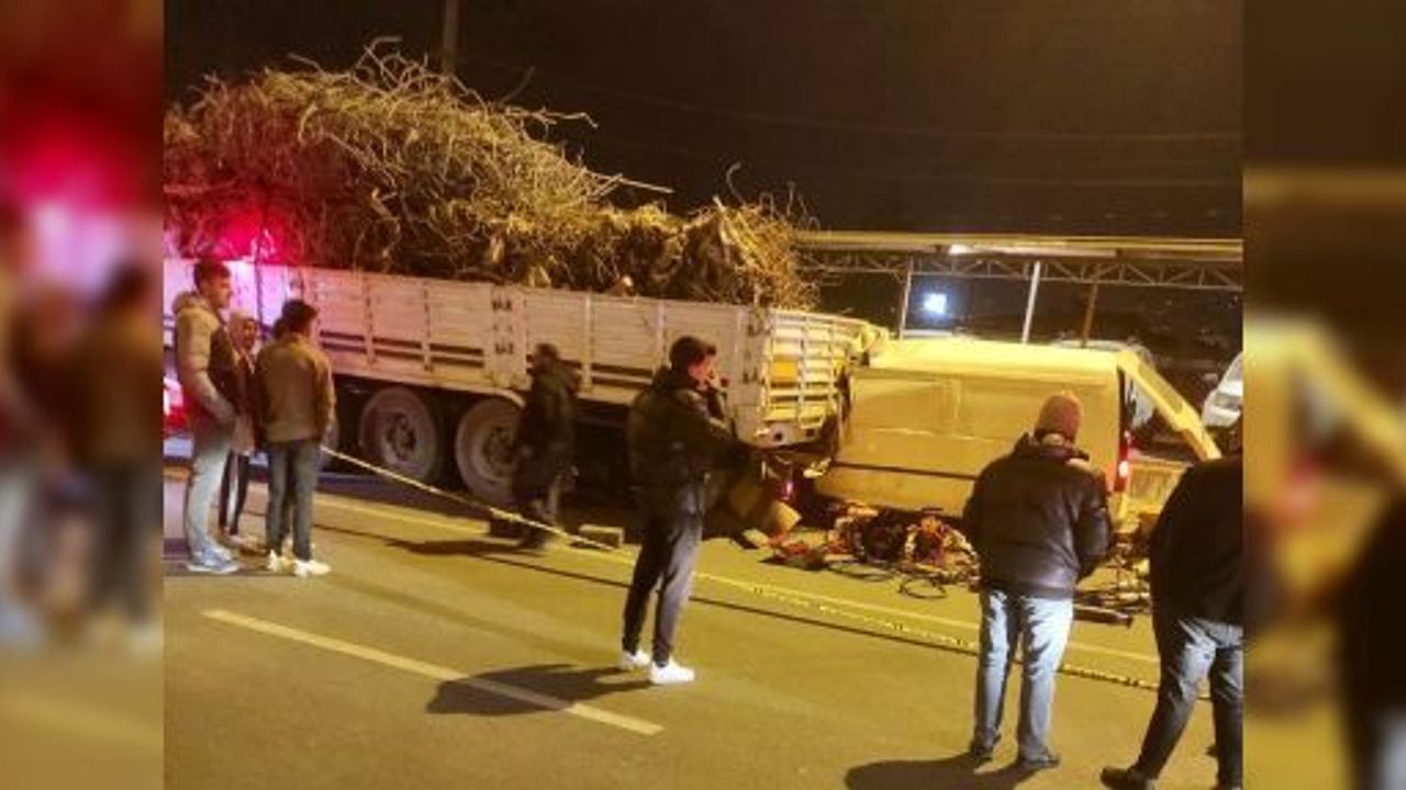 HURDA YÜKLÜ TIRA ÇARPAN SÜRÜCÜ ÖLDÜ