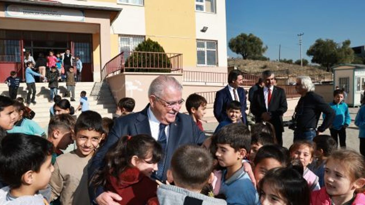 BAŞKAN MAHÇİÇEK’TEN 500 ORTAOKUL ÖĞRENCİSİNE BOT VE MONT HEDİYESİ