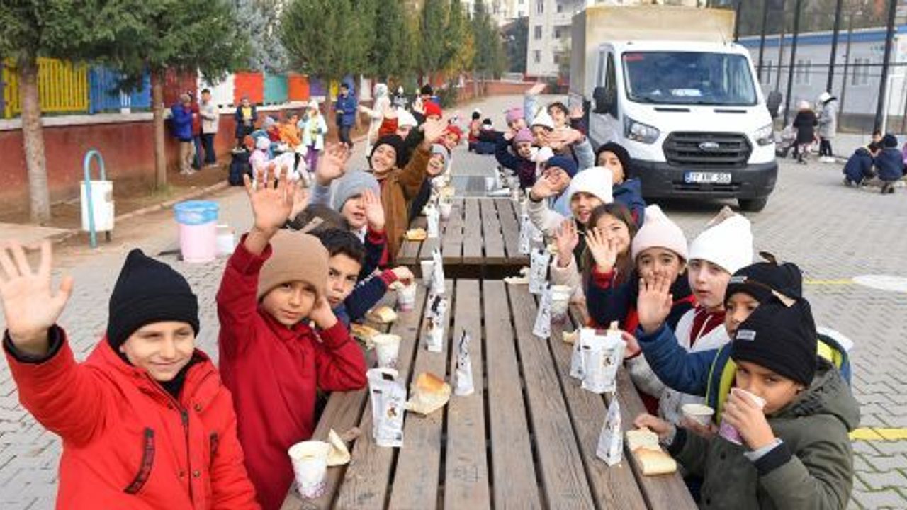 DULKADİROĞLUNDAN ÖĞRENCİLERE ÇORBA İKRAMI