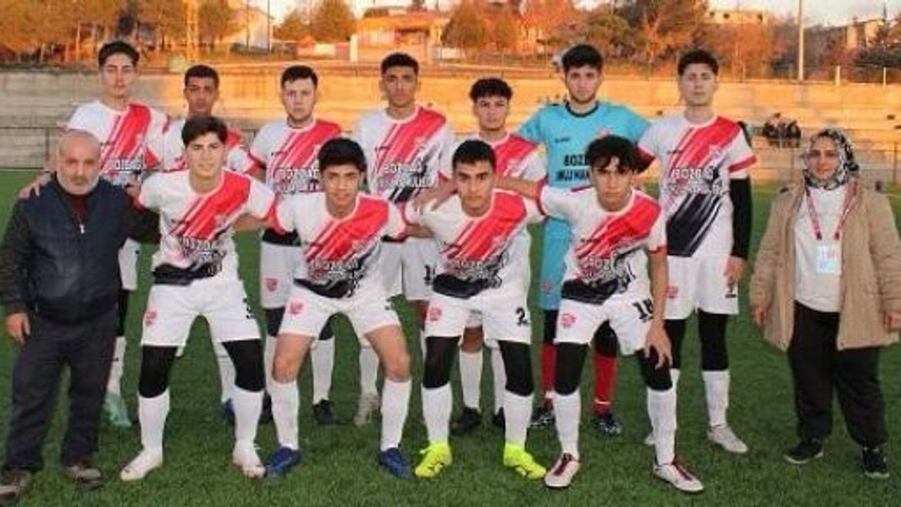 ELİNİN HAMURU İLE FUTBOLA KADIN ELİ DEĞDİ