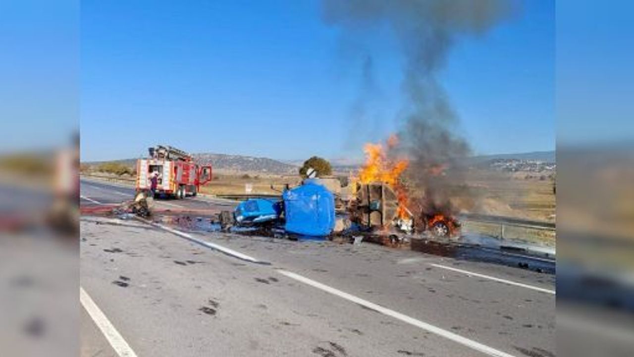 OTOMOBİL İLE TRAKTÖR ÇARPIŞTI: 1’İ AĞIR 3 YARALI