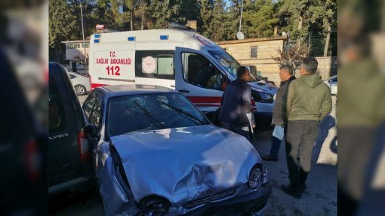 PARK HALİNDEKİ ARACA ÇARPTI: 2 YARALI