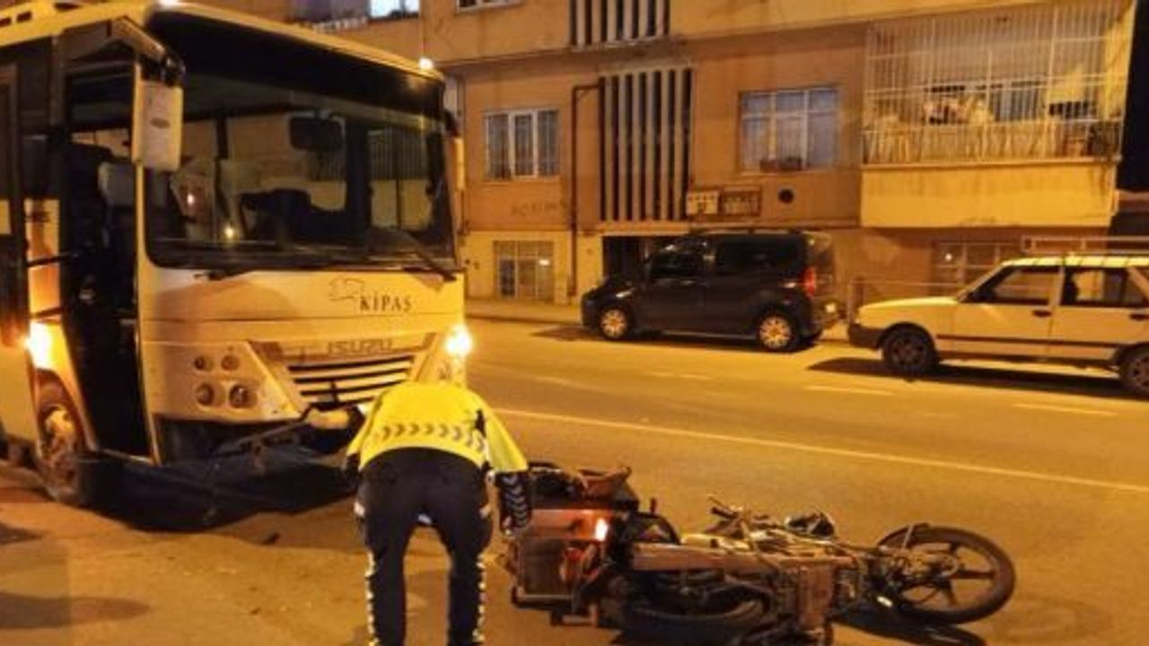 SERVİS ARACI İLE MOTOSİKLET ÇARPIŞTI: 1 AĞIR YARALI