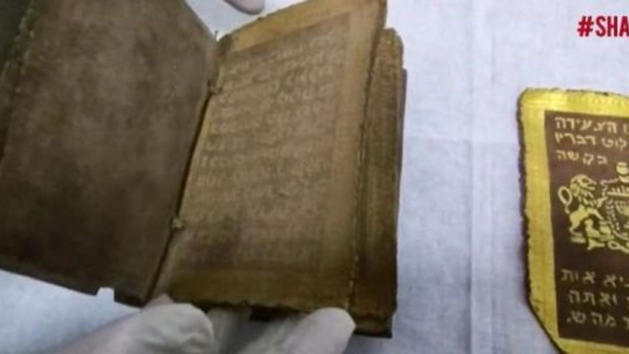 TARİHİ DİNİ KİTABI SATMAK İSTERKEN YAKALANDILAR