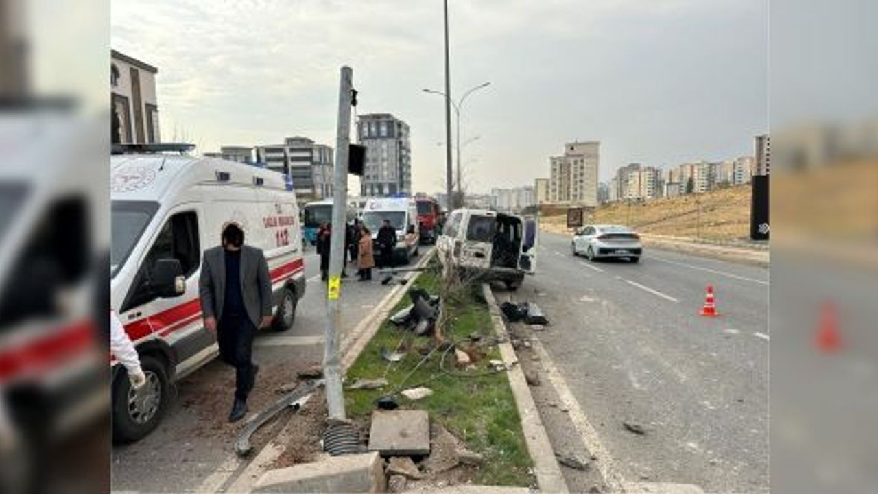 TİCARİ ARAÇ ELK. DİREĞİNE ÇARPTI: 1 YARALI