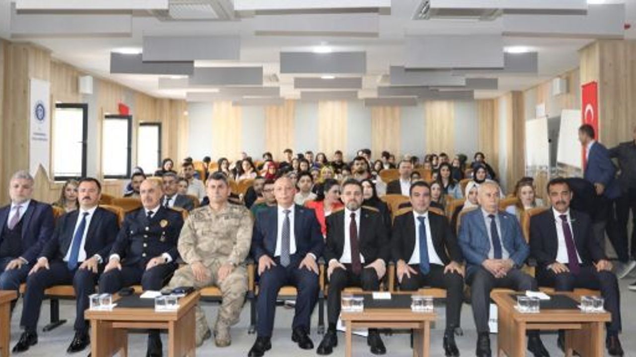 REKTÖR BAKAN: “DİJİTAL DÜNYAYI ÇOCUKLARIMIZA GÜVENLİ YOL ALANLARI HALİNE GETİRMELİYİZ”