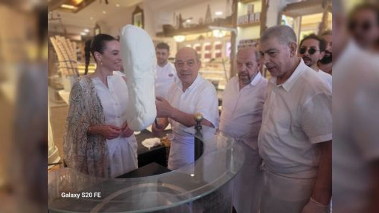 ALTIN KELEBEK ÖDÜLLÜ OYUNCU SEZEN DONDURMAYA KAŞIK SALLADI