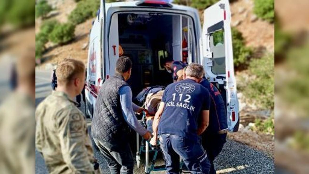 OTOMOBİL İLE KAMYONET ÇARPIŞTI: 1 ÖLÜ