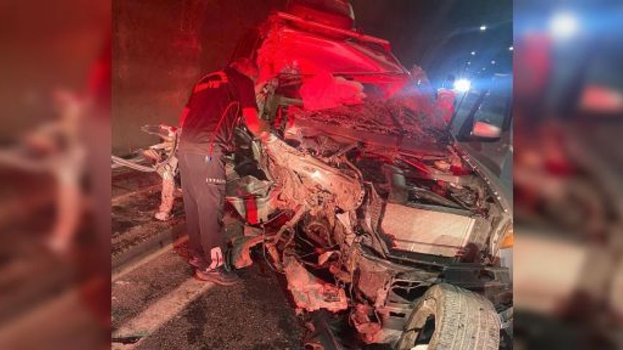 JİP KAMYONA ARKADAN ÇARPTI: 1’İ AĞIR 3 YARALI