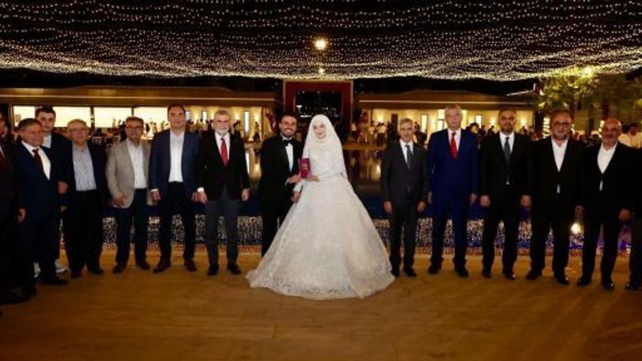 MÜZİK ZİYAFETİNDE GENÇLER MUTLULUĞA ‘EVET’ DEDİ