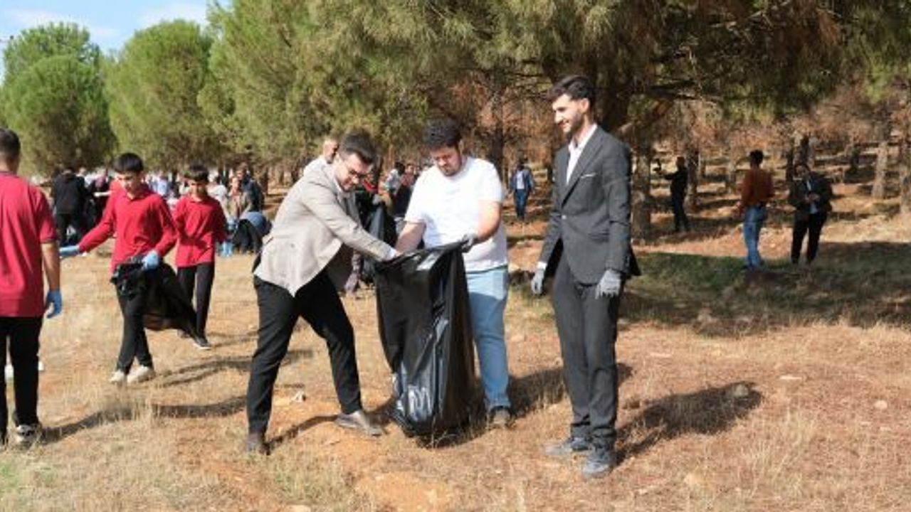 300 ÖĞRENCİYLE ONİKİŞUBAT BEL.DEN ORMAN TEMİZLİĞİ