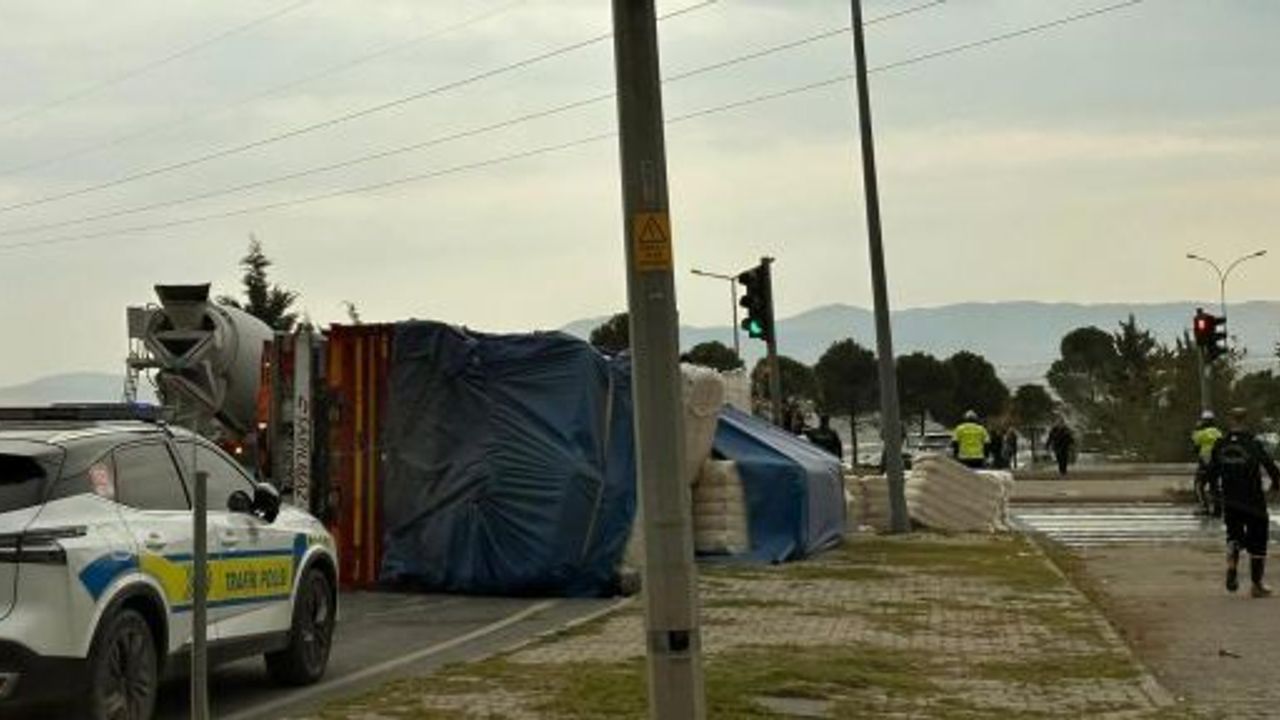 BALYA YÜKLÜ TIR DEVRİLDİ: 1 YARALI