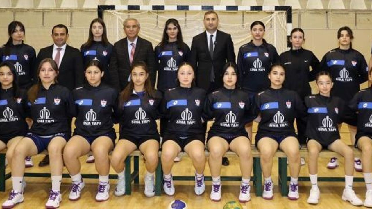 MÜDÜR ÖZDEMİR'İN KADIN HENTBOL TAKIMINA DESTEĞİ