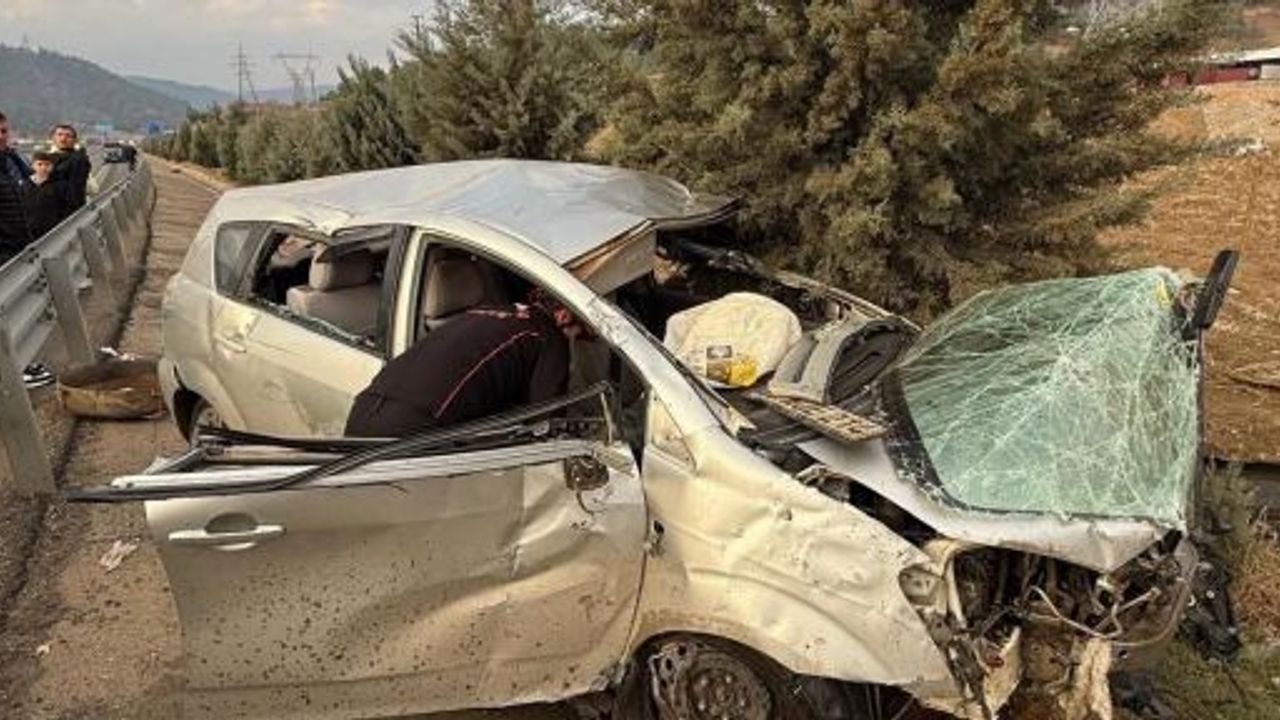 BARİYERE ÇARPAN OTOMOBİLDE: 1’İ AĞIR 2 YARALI