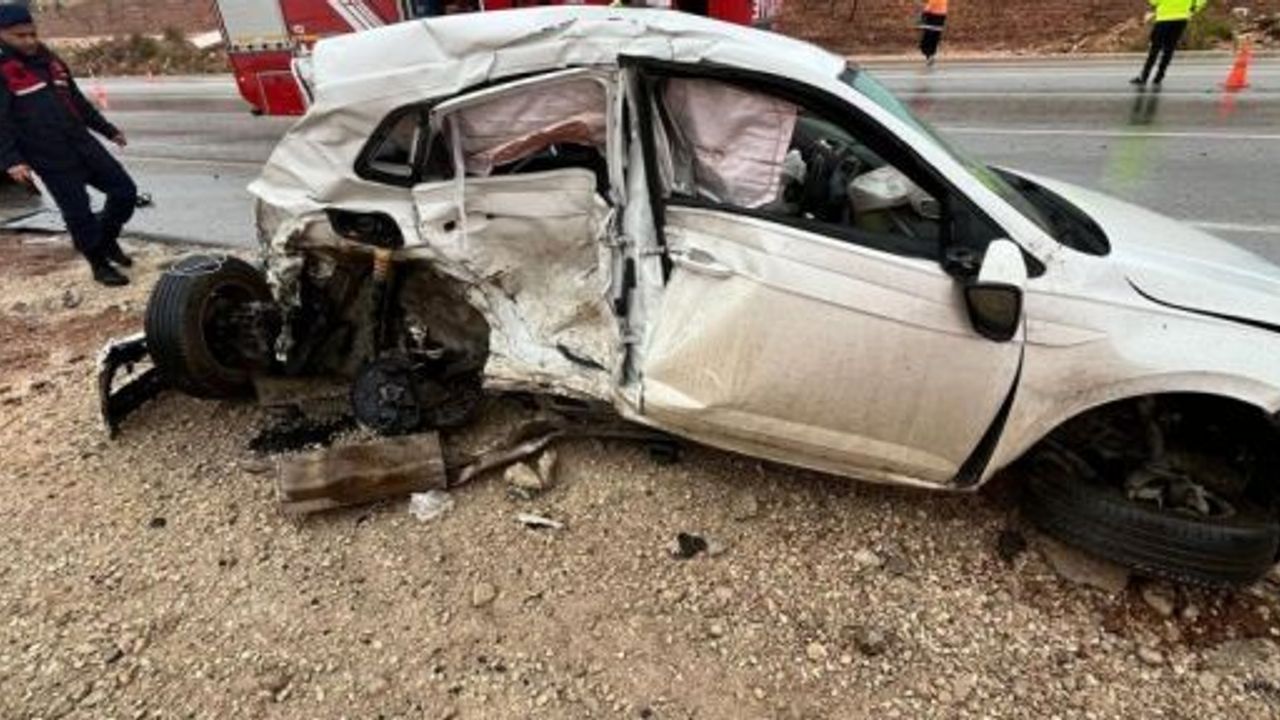 İKİ OTOMOBİL ÇARPIŞTI: 1 ÖLÜ, 2 YARALI