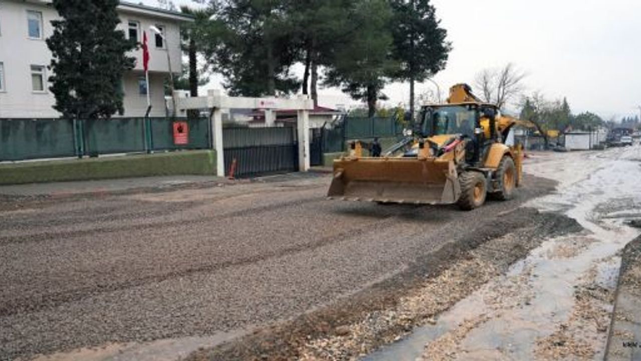 KASKİ SAHADA SAĞANAK YAĞIŞIN İZLERİNİ SİLİYOR