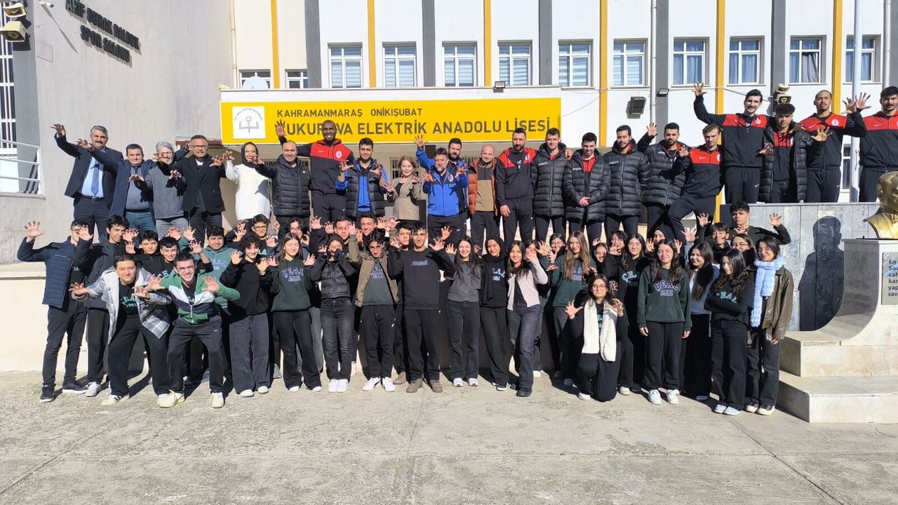 ONİKİŞUBAT BELEDİYESPOR’UN VOLEYBOLCULARI, GENÇLERE İLHAM OLUYOR