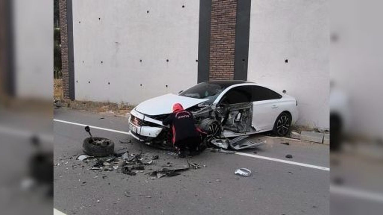 OTOMOBİLLER ÇARPIŞTI: 1’İ AĞIR 2 YARALI