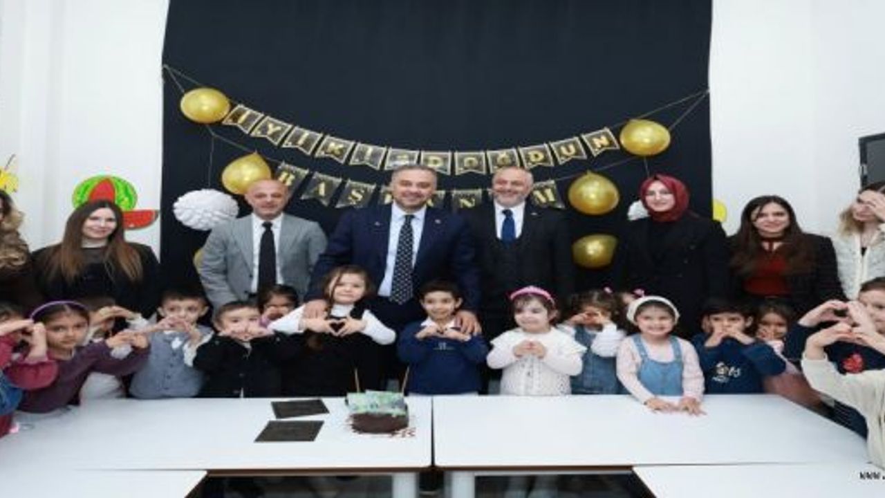 BAŞKAN TOPTAŞ’A KARNE GÜNÜNDE DOĞUM GÜNÜ SÜRPRİZİ