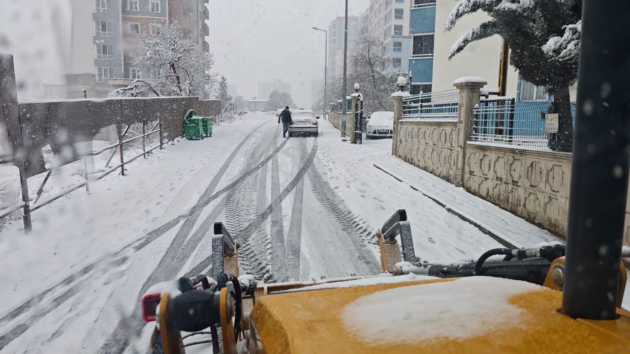 ONİKİŞUBAT BELEDİYESİ KARLA MÜCADELEDE TEYAKKUZ HALİNDE