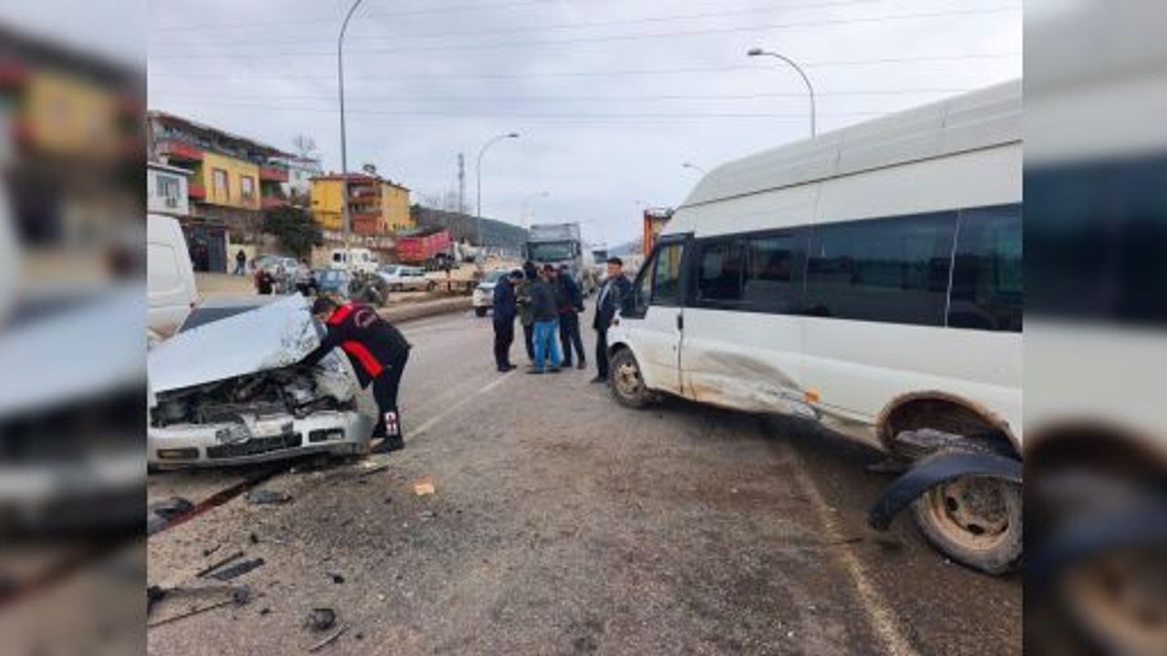 SERVİS ARACI OTOMOBİLLE ÇARPIŞTI: 2 YARALI