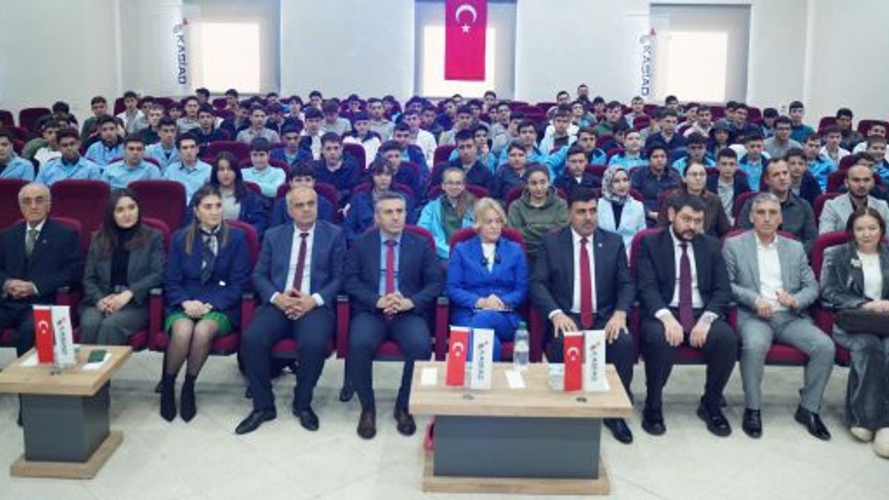 “İKLİM DEĞİŞİKLİĞİ VE GELECEĞİN MESLEKLERİ” SÖYLEŞİSİ GENÇLERLE BULUŞTU