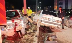 OTOMOBİLLER ÇARPIŞTI: 3 YARALI