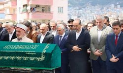 AHMET ÖZDEMİR ANNESİ AYŞE ÖZDEMİR’İ GÖZYAŞLARIYLA UĞURLADI