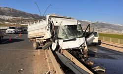 KAMYONET BARİYERE OK GİBİ SAPLANDI