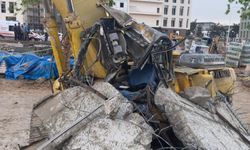 ARASA OTOPARKI YIKIMINDA OPERATÖR ENKAZ ALTINDA