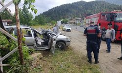 OTO ELEKTRİK DİREĞİNE VURDU: 1 YARALI