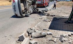 KAHRAMANMARAŞ’TA OTOMOBİL DEVRİLDİ: SÜRÜCÜ YARALANDI