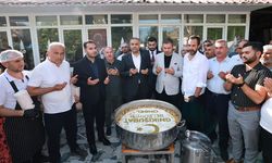 BAŞKAN TOPTAŞ ÖNCE AŞURE DAĞITTI, SONRA VATANDAŞLARIN SORULARINI YANITLADI