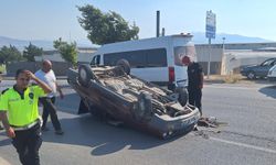 OTOMOBİL TERS DÖNDÜ: 2 YARALI