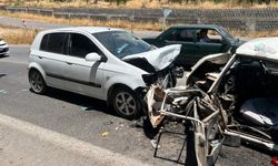 2 OTOMOBİL KAFA KAFAYA ÇARPIŞTI