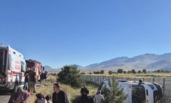 TARIM İŞÇİLERİNİ TAŞIYAN ARAÇ DEVRİLDİ: 19 YARALI